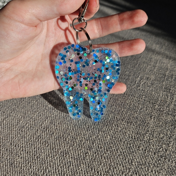 Hamdmade Glow in the dark tooth keychain - Picture 10 of 14